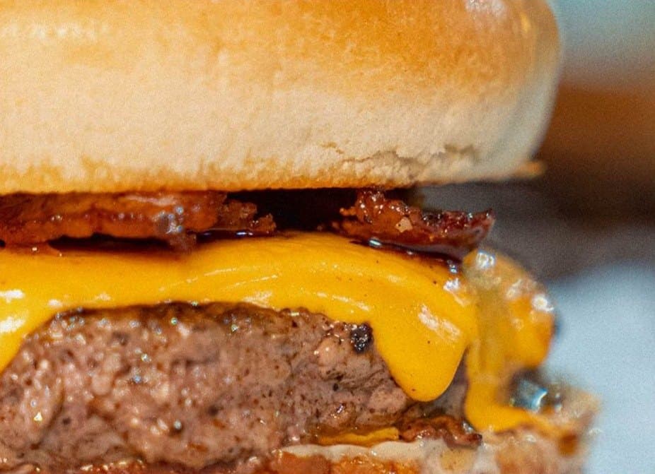 Hambúrguer com cheddar e bacon