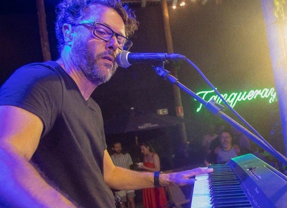 Pianista tocando ao vivo