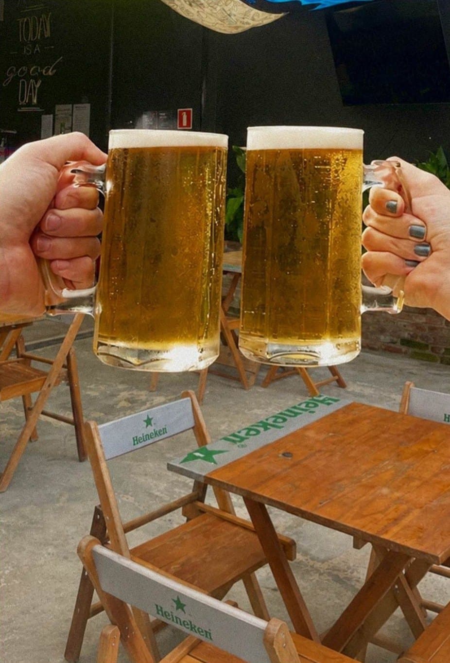 Brinde com canecas de chope